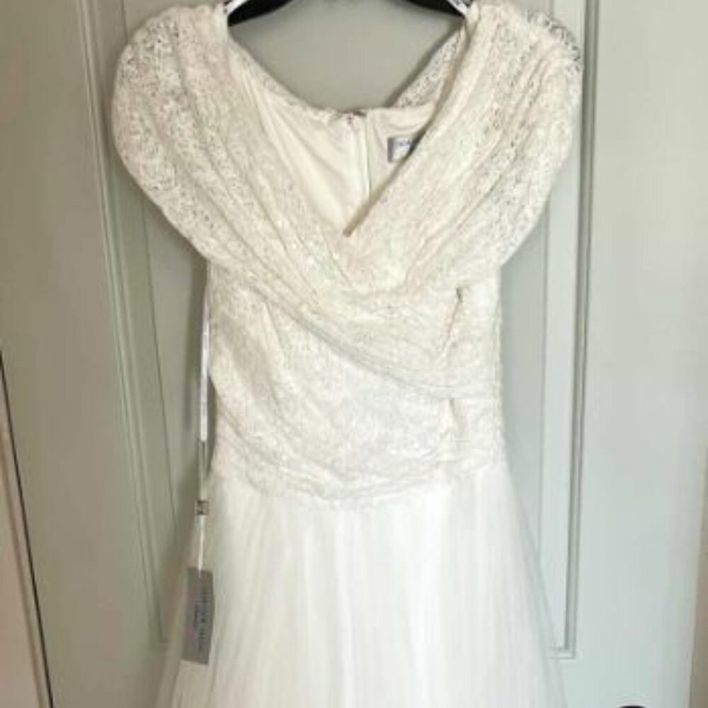 $848 - TADASHI SHOJI BRIDAL WEDDING IVORY GOWN - NEW WITH TAG - SIZE 4